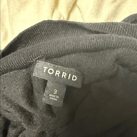 Elegant Black and Cream Turtleneck Sweater Set - Picture 4 of 5